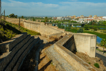 Fototapeta na wymiar Alcazaba de Badajoz, Extremadura, recorrido de la muralla de la Alcazaba. 