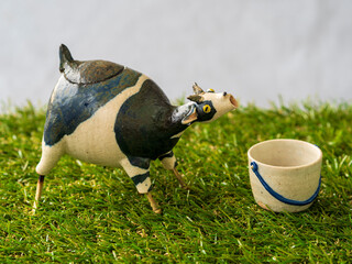 牛とバケツの形をした陶器