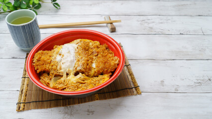 日本の料理｜使い捨て容器に入ったテイクアウトのカツ丼　イメージ