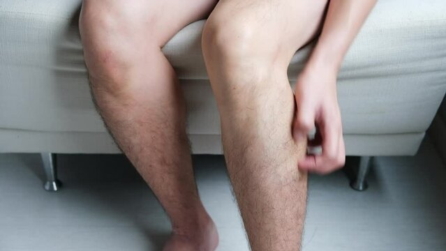 Men wear canvas shoes, he scratches legs and feet with itchy skin. Caused by  of shoes