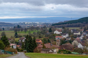 Obraz premium Village sous les nuages