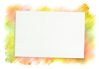 秋色の手描きパステルの背景と、白いスケッチブック