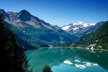 Fototapeta na wymiar Blick auf den schönen Zufrittsee in Südtirol mit den schneebedeckten Bergen im Hintergrund