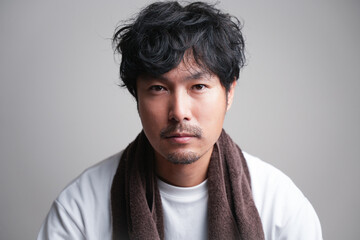 タオルとジムの男性