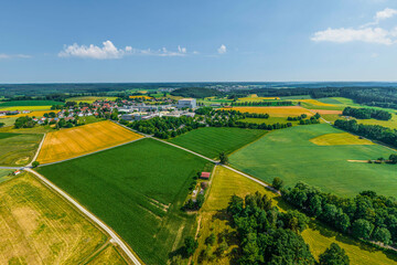 Landwirtschaftlich geprägte Landschaft bei Aretsried im Naturpark Westliche Wälder nahe Augsburg
