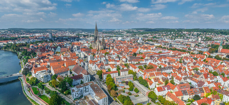 Ulm - Blick zum Wahrzeichen der Stadt, dem Ulmer M&uuml;nster