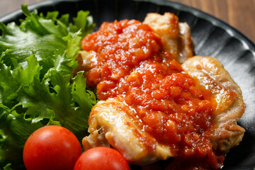 チキンソテーのトマトソースがけ