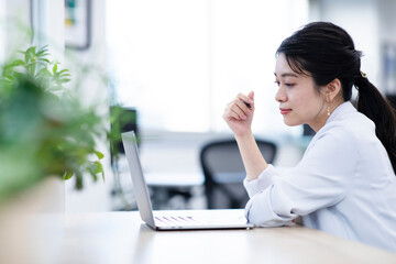 PCを見ているビジネスウーマン