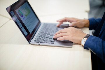 PCを見ているビジネスマンの手元