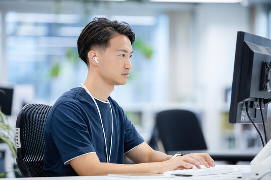 PCを見ているビジネスマン