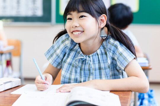 授業中に勉強をする小学生