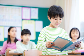 発表をする小学生