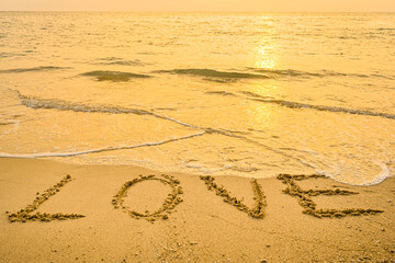 波打ち際に描いたロマンチックなLOVE