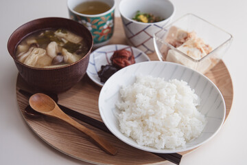 大豆尽くしの和朝食（ごはん・味噌汁(油揚げ、ワカメ、しめじ)・納豆・冷奴・梅干・昆布・緑茶）