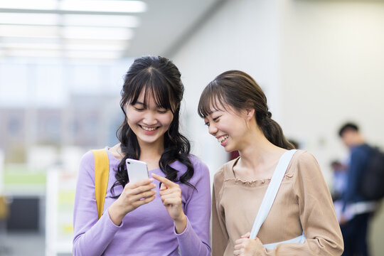 スマホを見る大学生