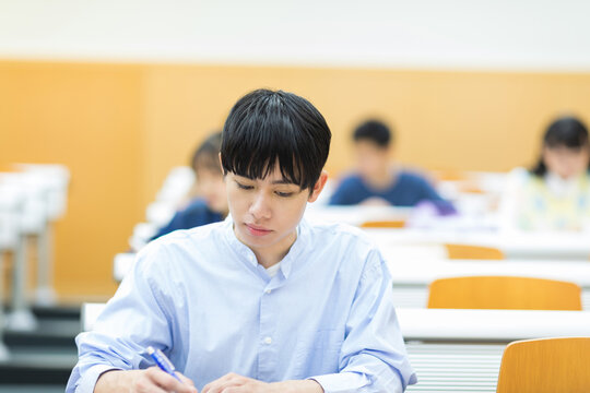 講義を受ける大学生