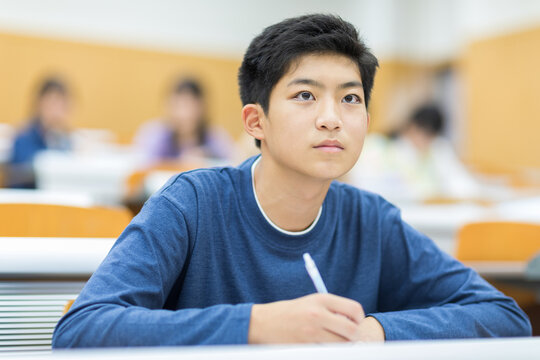 講義を受ける大学生