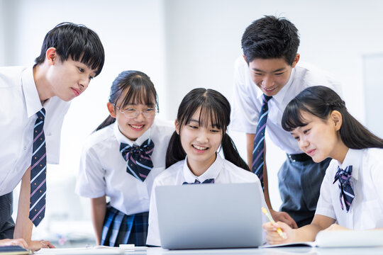 パソコンを囲む学生