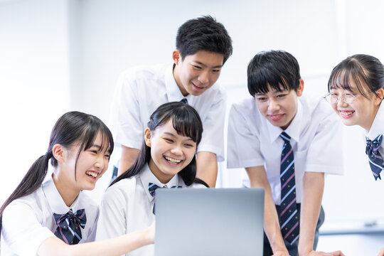 パソコンを囲む学生