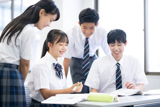 休み時間を過ごす学生