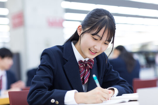 勉強する学生