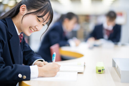 勉強する学生