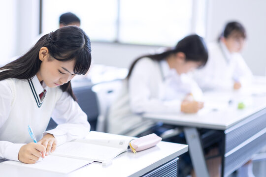 授業を受ける学生