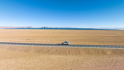 Obraz premium Driving car on the high altitude trail