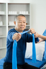 Obraz premium senior man doing exercise at clinic with physiotherapist. help of a personal trainer during a rehabilitation session.