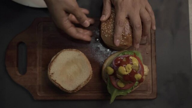 HAMBURGUESAS TABLA CARNE CEBOLLA MANOS