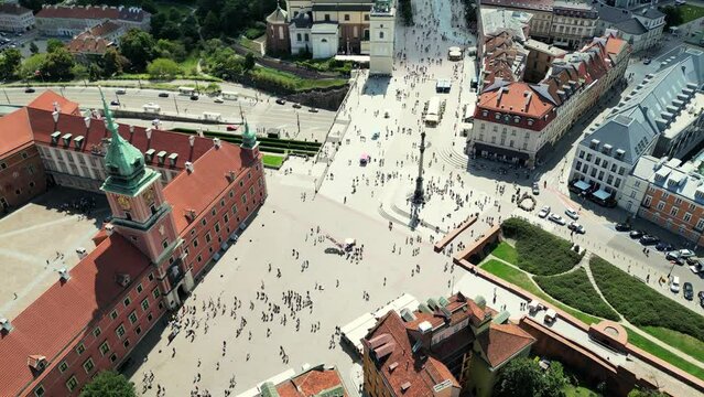  Aerial view of the Warszawa cityscape with historic buildings, market square with people walking on square, Cathedral in old town. Old buildings and a church in the old town of Warsaw, Poland.