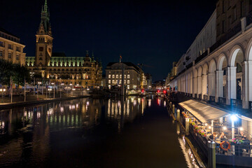 Fototapeta premium Alsterarkaden Hamburg bei Nacht