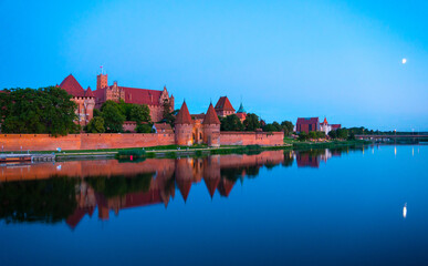 Fototapeta na wymiar Marienburg castle the largest medieval brick castle in the world in the city of Malbork evening view at night