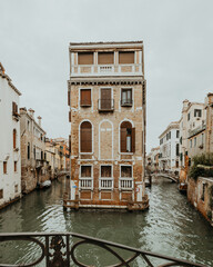 Freistehende Gebäude im Kanal von Venedig