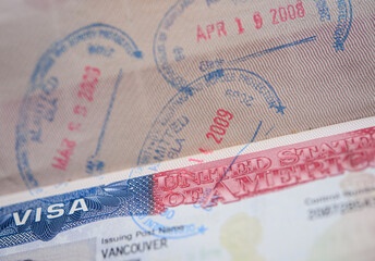 Amerykanska visa wraz z pieczatkami w paszporcie. - obrazy, fototapety, plakaty