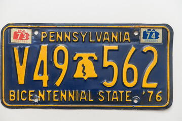 Pennsylvania, bicentennial state, license plate from the 70s, vintage, retro. Collectibles. - obrazy, fototapety, plakaty