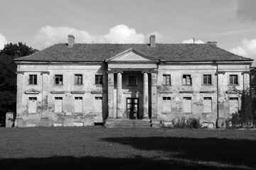 Stary opuszczony pałac na polskiej wsi - obrazy, fototapety, plakaty