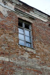 Stary opuszczony pałac na polskiej wsi - obrazy, fototapety, plakaty