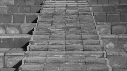 Kamienne oraz betonowe fragmenty schodów