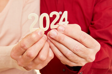 Senioren Hände zeigen Jahr 2024 als Zahl