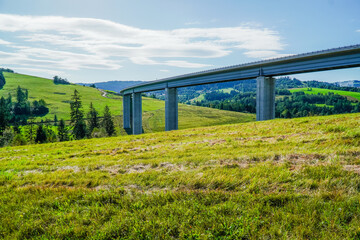 Most drogowy w górach na Słowacji w Europie, latem. Beskid Śląski