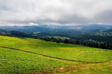 Góry, Beskid Śląski w Polsce widok z Ochodzitej w Koniakowie. Panorama latem w pochmurny dzień.