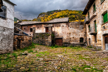 Fototapeta na wymiar Old houses in Broto on an autumn cloudy day. Huesca. Aragon. Spain. Europe.
