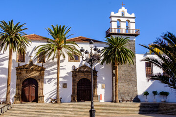 Das Bild ist eine schöne und informative Aufnahme des Convento de San Francisco, einem wichtigen historischen Gebäude in Garachico.