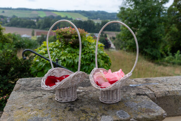 baqskets with rose leaves for a wedding