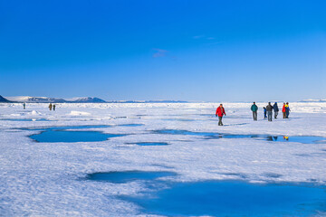 People walking on the ice outside Spitsbergen © Lars Johansson
