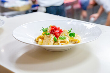 Paccheri con Tartare di Tonno Rosso, Favette e Ventresca Affumicata: Delizia del Mare in Stile Gourmet