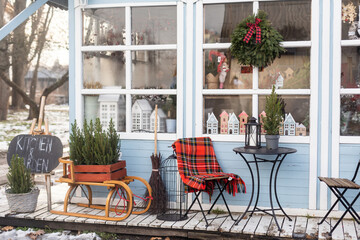 Table for two. Christmas bakery exterior with Christmas decorations. Cozy outdoor cafe on Christmas eve. Copy space. seasonal greetings concepts.