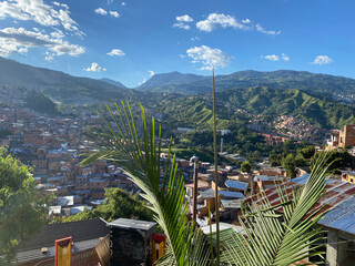 village perché dans la valée, avec les montagnes au loin. Photo de Medellin, en Colombie, dans la...