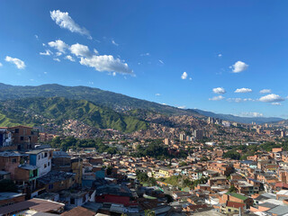 village perché dans la valée, avec les montagnes au loin. Photo de Medellin, en Colombie, dans la région d'Antioquia. C'est une région pauvre d'Amérique du Sud 